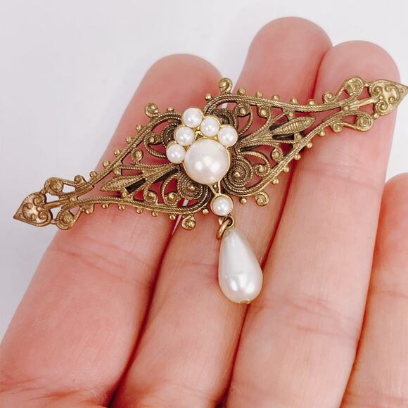 Vintage 1950s Brass Filigree Brooch Faux Pearl Cluster Dangle Elegant Romantic - Picture 10 of 10